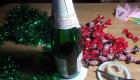 Новогодняя елка из бутылки шампанского и конфет – мастер-класс, как ее сделать своими руками Новогодние украшения бутылок елочка