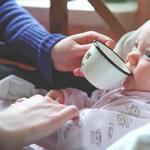 Bir bebeğe bağımsız olarak bardaktan içmeyi nasıl öğretirim?